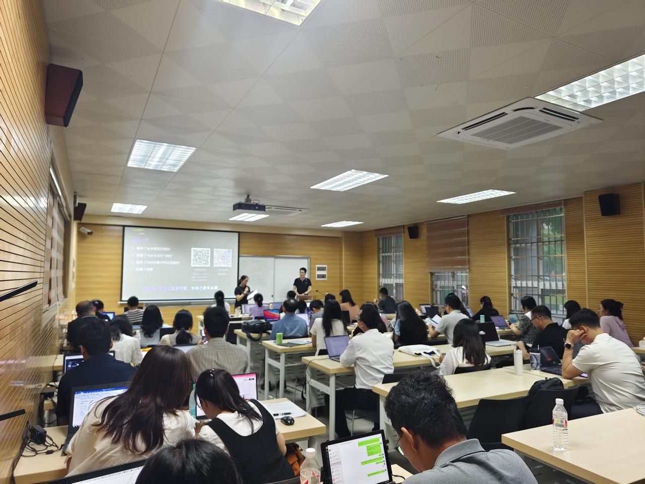 代码之外的掌声：我的高中教师AI培训首秀复盘​